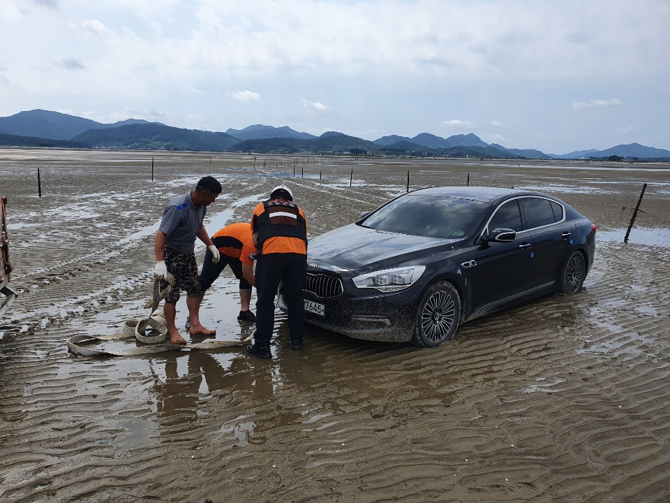 [무장센터]갯벌에 갇힌 차량 안전조치2