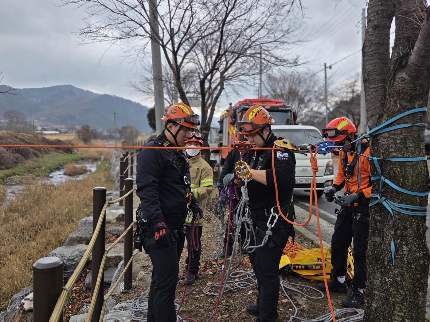 장수소방서 119구조대, 산악 특화 ‘하이라인 오프셋/수직 하강’ 고난도 로프 구조 훈련 실시2