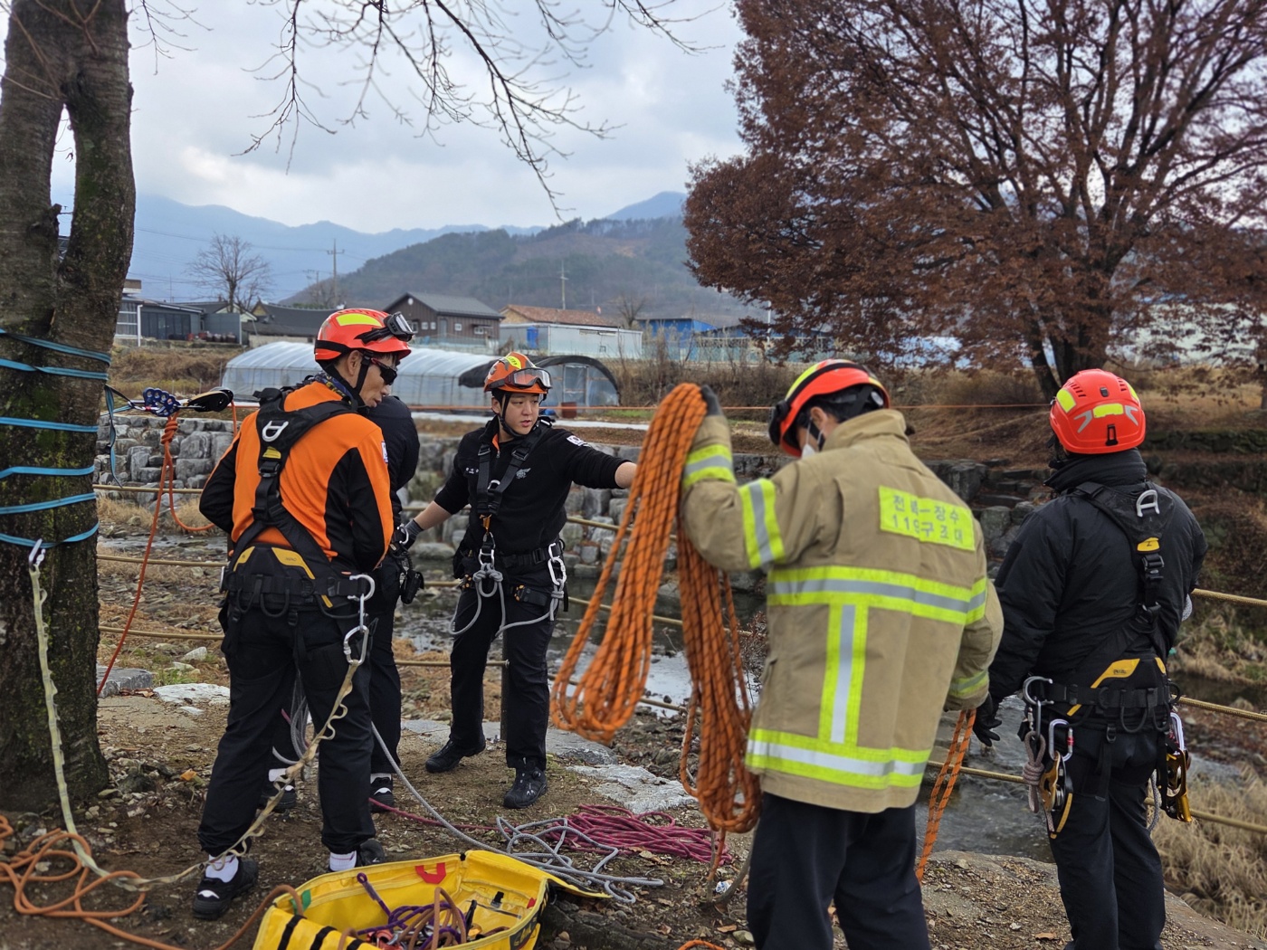 장수소방서 119구조대, 산악 특화 ‘하이라인 오프셋/수직 하강’ 고난도 로프 구조 훈련 실시3