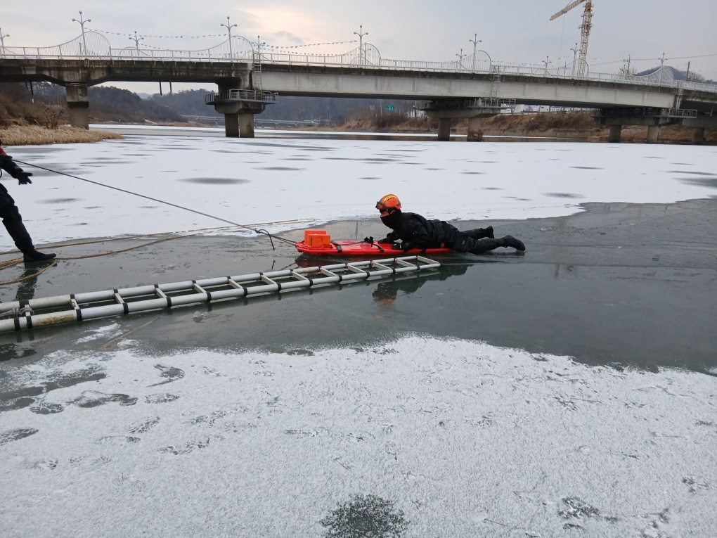 겨울철 빙상사고 대비 특별구조훈련1