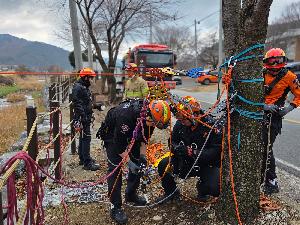장수소방서 119구조대, 산악 특화 ‘하이라인 오프셋/수직 하강’ 고난도 로프 구조 훈련 실시