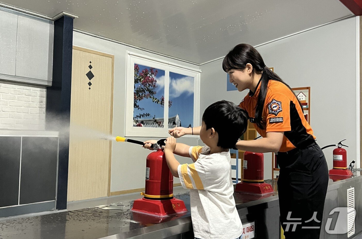 구은진 소방장이 전북119안전체험관에서 소화기 사용법을 교육하고 있다.2025.11.9/뉴스