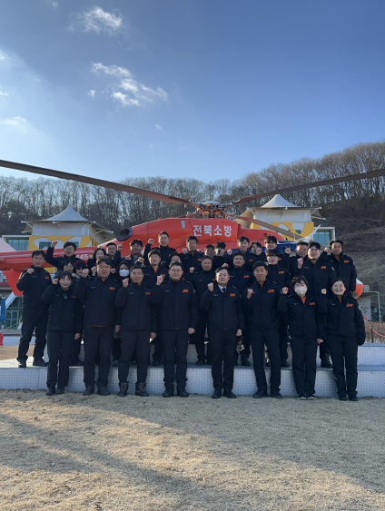 전북특별자치도119안전체험관은 2일 2026년 병오년(丙午年) 새해를 맞아 직원 30여 명이 참가한 가운데 체험관 내 추모시설 참배를 실시하였다.